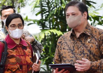 Menteri Koordinator Bidang Perekonomian Airlangga Hartarto (kanan).