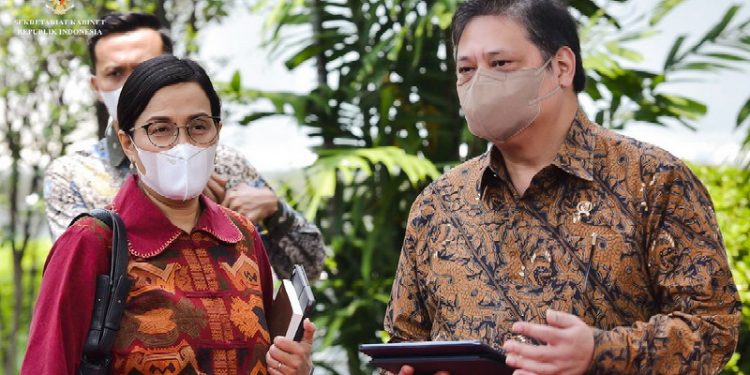 Menteri Koordinator Bidang Perekonomian Airlangga Hartarto (kanan).