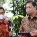 Menteri Koordinator Bidang Perekonomian Airlangga Hartarto (kanan).