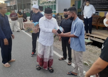 Wakil Bupati Gorontalo, Hendra S Hemeto berbagai takjil untuk masyarakat yang dilaksanakan di Desa Haya-Haya, Kecamatan Limboto Barat, Kabupaten Gorontalo, Jumat (8/4/2022). (Foto: Istimewa)