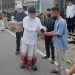 Wakil Bupati Gorontalo, Hendra S Hemeto berbagai takjil untuk masyarakat yang dilaksanakan di Desa Haya-Haya, Kecamatan Limboto Barat, Kabupaten Gorontalo, Jumat (8/4/2022). (Foto: Istimewa)