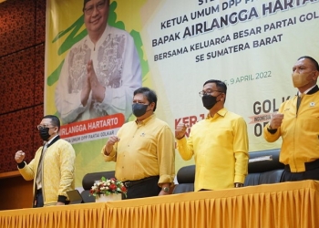Ketua Umum DPP Partai Golkar Airlangga Hartarto menginstruksikan seluruh kader di Sumatera Barat untuk merebut kembali kejayaan partai berlogo pohon beringin pada Pemilu 2024 pada acara silaturahmi keluarga Partai Golkar di Padang, Sumatera Barat, Sabtu (9/4/2022). (Foto: Partai Golkar)