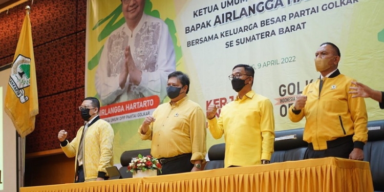 Ketua Umum DPP Partai Golkar Airlangga Hartarto menginstruksikan seluruh kader di Sumatera Barat untuk merebut kembali kejayaan partai berlogo pohon beringin pada Pemilu 2024 pada acara silaturahmi keluarga Partai Golkar di Padang, Sumatera Barat, Sabtu (9/4/2022). (Foto: Partai Golkar)