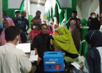 Ketua Komisi I DPRD Kabupaten Bone Bolango, Faisal Mohie saat menghadiri kegiatan vaksinasi di Desa Bandungan, Kecamatan Bulango Utara, Kabupaten Bone Bolango, Senin (11/4/2022). (Foto: Istimewa)