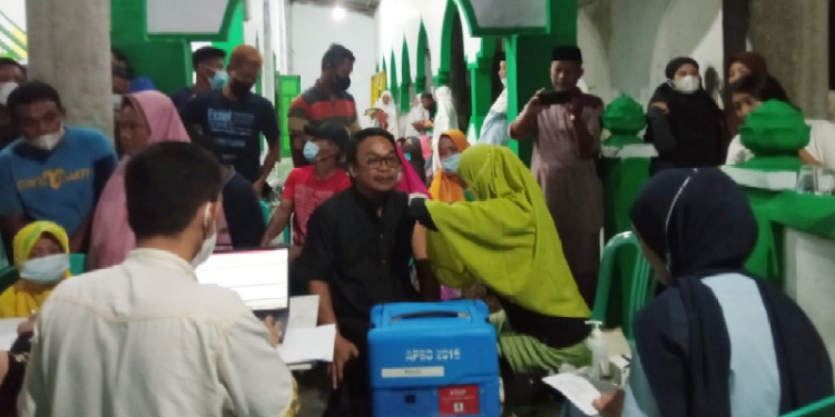 Ketua Komisi I DPRD Kabupaten Bone Bolango, Faisal Mohie saat menghadiri kegiatan vaksinasi di Desa Bandungan, Kecamatan Bulango Utara, Kabupaten Bone Bolango, Senin (11/4/2022). (Foto: Istimewa)