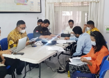 Bupati Gorontalo, Nelson Pomalingo selaku Ketua KOPEK dan Koordinator Tim 11 Pembentukan Badan Pengelola Dana Perkebunan Kelapa pimpin Rapat Terbatas membahas Naskah Akademik dan Draft Perpres Badan Pengelola. (Foto: Istimewa)