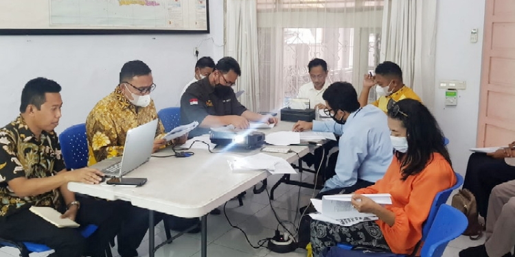 Bupati Gorontalo, Nelson Pomalingo selaku Ketua KOPEK dan Koordinator Tim 11 Pembentukan Badan Pengelola Dana Perkebunan Kelapa pimpin Rapat Terbatas membahas Naskah Akademik dan Draft Perpres Badan Pengelola. (Foto: Istimewa)