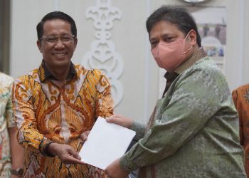 Menteri Koordinator Bidang Perekonomian Airlangga Hartarto saat menerima naskah Rancangan Undang-Undang tentang Pembentukan Peraturan Perundang-undangan (RUU PPP), Rabu (13/4/2022).