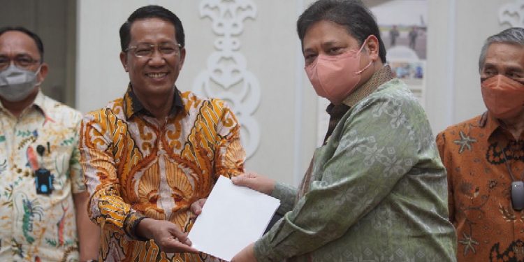 Menteri Koordinator Bidang Perekonomian Airlangga Hartarto saat menerima naskah Rancangan Undang-Undang tentang Pembentukan Peraturan Perundang-undangan (RUU PPP), Rabu (13/4/2022).