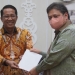 Menteri Koordinator Bidang Perekonomian Airlangga Hartarto saat menerima naskah Rancangan Undang-Undang tentang Pembentukan Peraturan Perundang-undangan (RUU PPP), Rabu (13/4/2022).