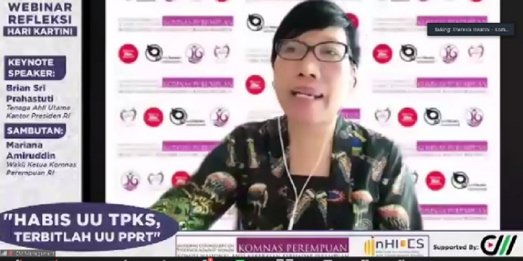 Komisioner Komnas Perempuan Theresia Iswarini menyampaikan materi saat webinar, rabu (20/04/21).