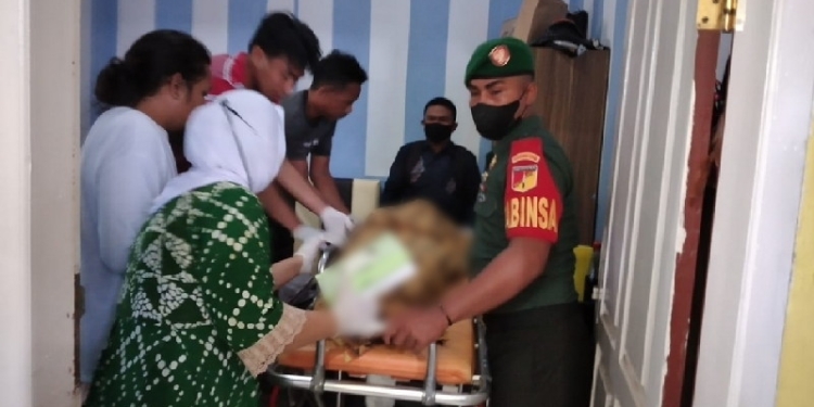 Seorang perempuan berusia 32 tahun, TMHK, ditemukan dalam keadaan tak bernyawa di dalam kamar di rumahnya di Dusun Monggelomo, Desa Isimu Utara, Kecamatan Tibawa, Kabupaten Gorontalo, Rabu (20/4/2022). (Foto: Istimewa)