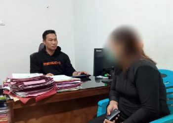 Terduga pelaku penyebar informasi bohong, RM alias Risna (30) sedang dilakukan pemeriksaan oleh penyidik Polres Gorontalo Kota, Kamis (22/4/2022). Foto : Sari/gopos