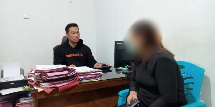 Terduga pelaku penyebar informasi bohong, RM alias Risna (30) sedang dilakukan pemeriksaan oleh penyidik Polres Gorontalo Kota, Kamis (22/4/2022). Foto : Sari/gopos