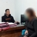 Terduga pelaku penyebar informasi bohong, RM alias Risna (30) sedang dilakukan pemeriksaan oleh penyidik Polres Gorontalo Kota, Kamis (22/4/2022). Foto : Sari/gopos