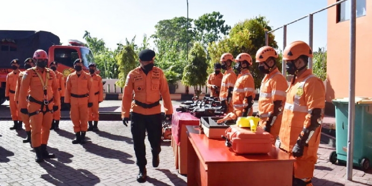 Kepala Kantor Basarnas Gorontalo, I Made Junetra mengecek kesiapan alat Tim SAR siaga khusus mudik lebaran idul fitri 1443 H. Selain (26/4/2022). Foto : Humas SAR