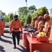 Kepala Kantor Basarnas Gorontalo, I Made Junetra mengecek kesiapan alat Tim SAR siaga khusus mudik lebaran idul fitri 1443 H. Selain (26/4/2022). Foto : Humas SAR