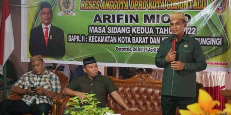 Foto : Anggota DPRD Kota Gorontalo Arifin Miolo ketika bertatap muka dengan masyarakat, Kecamatan Kota Barat Dungingi.(Foto Humas)