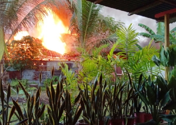 Diduga akibat korsleting listrik satu rumah di Jalan Yusuf Hasiru, Kelurahan Kayubulan, Kecamatan Limboto, Kabupaten Gorontalo habis terbakar Kamis pagi (28/4/2022). (Foto: Istimewa)