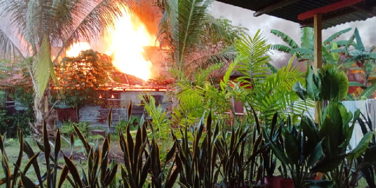 Diduga akibat korsleting listrik satu rumah di Jalan Yusuf Hasiru, Kelurahan Kayubulan, Kecamatan Limboto, Kabupaten Gorontalo habis terbakar Kamis pagi (28/4/2022). (Foto: Istimewa)