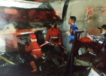 Damkar Kabupaten Gorontalo saat melakukan pemadaman api sebuah ruko di Desa Monggolito, Kecamatan Boliyohuto, Kabupaten Gorontalo, Jumat (29/4/2022). (Foto: Istimewa)