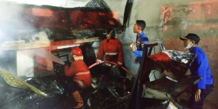 Damkar Kabupaten Gorontalo saat melakukan pemadaman api sebuah ruko di Desa Monggolito, Kecamatan Boliyohuto, Kabupaten Gorontalo, Jumat (29/4/2022). (Foto: Istimewa)