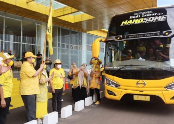 Ketua Umum DPP Partai Golkar Airlangga Hartarto melepas secara resmi perjalanan bus mudik gratis program dari partai Golkar, Jumat (29/4/2022).