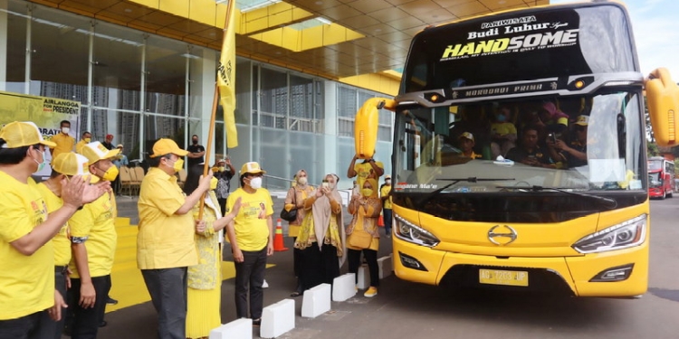 Ketua Umum DPP Partai Golkar Airlangga Hartarto melepas secara resmi perjalanan bus mudik gratis program dari partai Golkar, Jumat (29/4/2022).