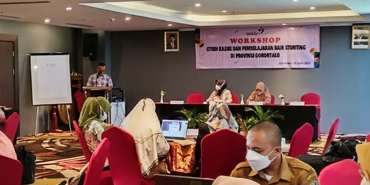 Badan Kependudukan dan Keluarga Berencana Nasional (BKKBN) Gorontalo cegah penurunan angka stunting lewat Workshop Penanganan Stunting di Gorontalo Lewat Studi Kasus Pembelajaran di Aston Hotel dan Villa, Kota Gorontalo, Selasa (12/4/2022). (Foto: Putra/Gopos)