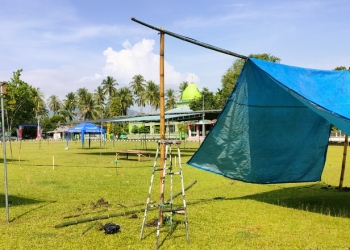 Sejumlah persiapan dilakukan masyarakat mulai dari pendirian tenda dan lapak-lapak penjualan di Lapangan Porbat, Desa Payunga, Kecamatan Batudaa, Kabupaten Gorontalo, Jumat (15/4/2022). (Foto: Putra/Gopos)
