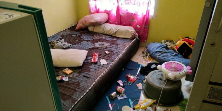 Kondisi kamar pertama di rumah milik Taufik (29) usai di Gasak Maling. (Foto: Putra/Gopos)