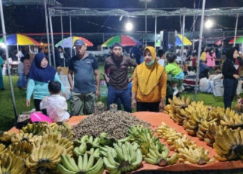 Pedagang Pisang dan Kacang di malam Qunut Desa Payunga, Kecamatan Batudaa, Kabupaten Gorontalo, Jumat (16/4/2022) (Foto: Putra/Gopos)