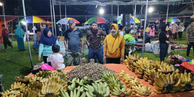 Pedagang Pisang dan Kacang di malam Qunut Desa Payunga, Kecamatan Batudaa, Kabupaten Gorontalo, Jumat (16/4/2022) (Foto: Putra/Gopos)