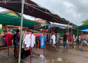 Sejumlah persiapan dilakukan Pedagang Pasar Senggol Limboto, Kabupaten Gorontalo, Sabtu (16/4/2022). (Foto: Putra/Gopos)