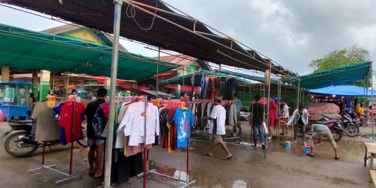 Sejumlah persiapan dilakukan Pedagang Pasar Senggol Limboto, Kabupaten Gorontalo, Sabtu (16/4/2022). (Foto: Putra/Gopos)