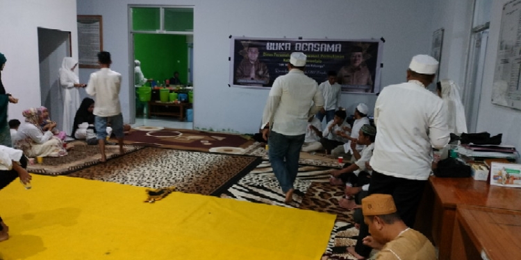 Kegiatan buka puasa bersama di Dinas Pemukiman dan Perumahan Kabupaten Gorontalo, Sabtu (16/4/2022) (Foto: Putra/Gopos)