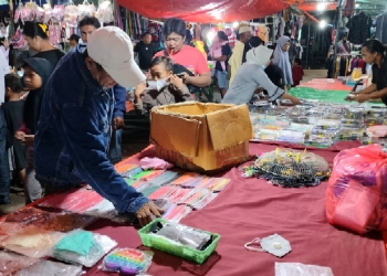 Sejumlah pedagang yang berjualan di malam perdana senggol di Terminal Limboto, Kelurahan Kayubulan, Kecamatan Limboto, Kabupaten Gorontalo, Sabtu Malam (16/4/2022). (Foto: Putra/Gopos)