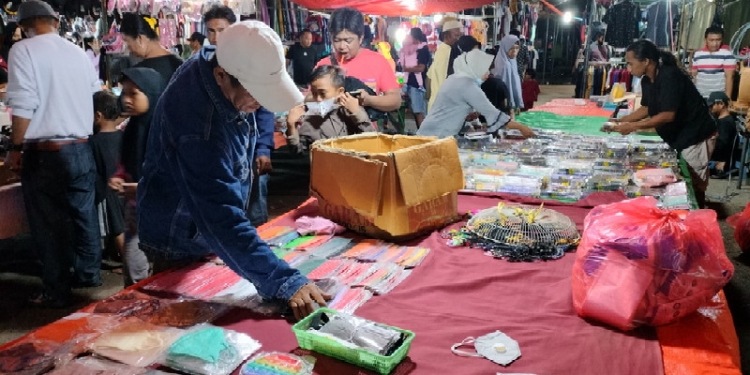 Sejumlah pedagang yang berjualan di malam perdana senggol di Terminal Limboto, Kelurahan Kayubulan, Kecamatan Limboto, Kabupaten Gorontalo, Sabtu Malam (16/4/2022). (Foto: Putra/Gopos)