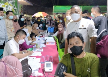 Wakil Bupati Gorontalo, Hendra S Hemeto saat meninjau pelaksanaan vaksinasi di Pasar Senggol terminal Limboto, Kelurahan Kayubulan, Kecamatan Limboto, Kabupaten Gorontalo, Sabtu (16/4/2022). (Foto: Putra/Gopos)