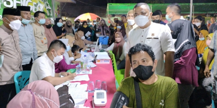 Wakil Bupati Gorontalo, Hendra S Hemeto saat meninjau pelaksanaan vaksinasi di Pasar Senggol terminal Limboto, Kelurahan Kayubulan, Kecamatan Limboto, Kabupaten Gorontalo, Sabtu (16/4/2022). (Foto: Putra/Gopos)