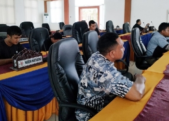 Sejumlah Karyawan Perusahaan Air Minum Daerah (Perumda) Tirta Bulango mengadu ke Dewan Perwakilan Rakyat Daerah (DPRD) Kabupaten Bone Bolango sebab gaji mereka yang tidak terbayarkan oleh pihak Perusahaan, Selasa (19/4/2022). (Foto: Putra/Gopos)