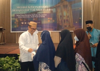 General Manager Aston Gorontalo Hotel and Villas, Alain John Siwy memberikan santunan kepada anak panti asuhan setelah acara buka bersama, Rabu (20/4/2022) (muhajir/gopos)