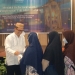 General Manager Aston Gorontalo Hotel and Villas, Alain John Siwy memberikan santunan kepada anak panti asuhan setelah acara buka bersama, Rabu (20/4/2022) (muhajir/gopos)