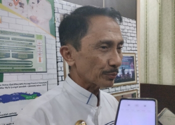 Bupati Gorontalo, Nelson Pomalingo saat diwawancarai awak media. (Foto: Putra/Gopos)
