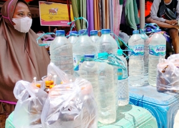 Pedagang minyak tanah Siti Maryam Abdullah (25) asal Kelurahan Hunggaluwa, Kecamatan Limboto. (Foto: Putra/Gopos)