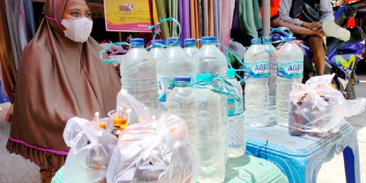 Pedagang minyak tanah Siti Maryam Abdullah (25) asal Kelurahan Hunggaluwa, Kecamatan Limboto. (Foto: Putra/Gopos)