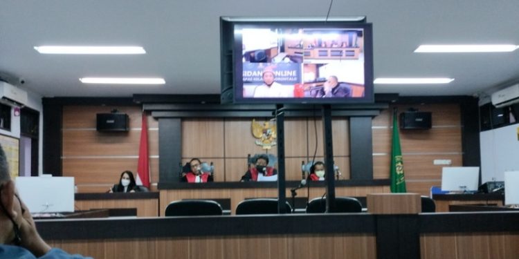 Husain Karim alias Joni saat menghadiri pembacaan putusan sidang perkara perjanjian Fidusia di Pengadilan Negeri Kota Gorontalo, Selasa (26/4/2022). (Foto: Putra/Gopos)