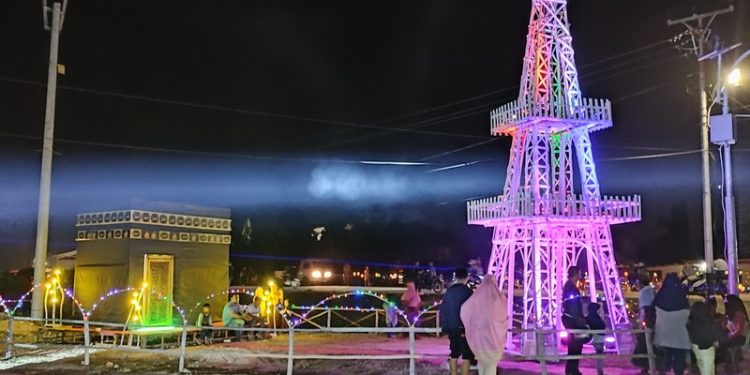 Tumbilatohe di Desa Pilohayanga, Kecamatan Telaga Kabupaten Gorontalo menampilkan sebuah Replika Menara Limboto dan Bangunan Ka'bah. (Foto: Putra/Gopos)