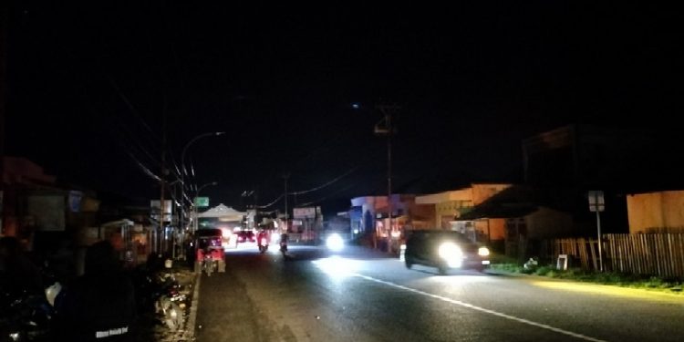Suasana malam hari Kecamatan Kabila, Kabupaten Bone Bolango saat lampu padam, Sabtu (30/4/2022). (Foto: Putra/Gopos)