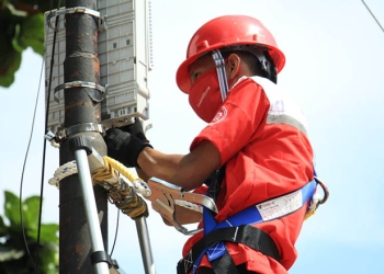 Petugas teknisi IndiHome melakukan pemeriksaan berkala untuk memastikan stabilitas layanan internet IndiHome bagi pelanggan.